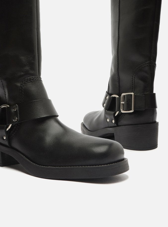 Clara Black Low Block Genuine Leather Boot Arezzo